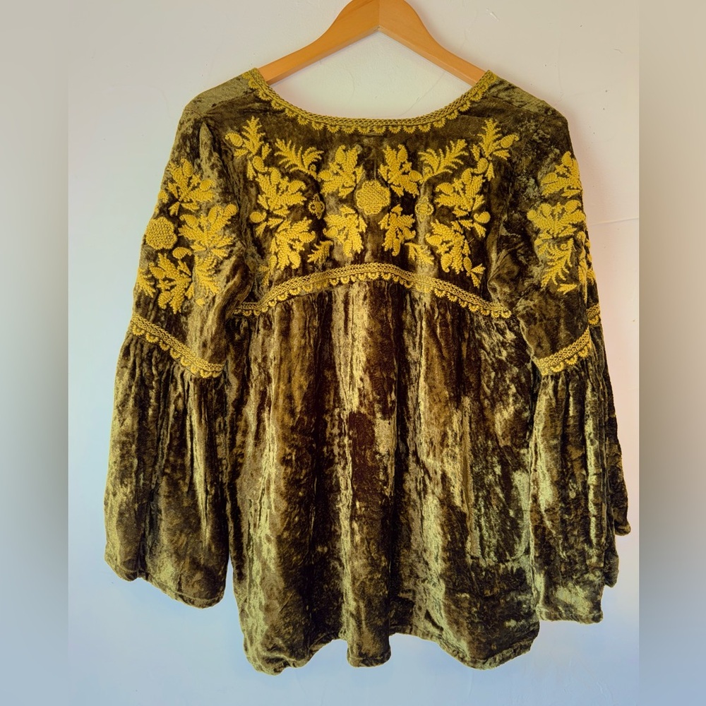 IVY JANE BOHO BELL SLEEVE OLIVE GREEN CRUSHED VELVET EMBROIDERED BLOUSE SZ S